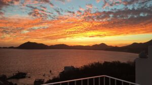 Atardecer sobre playa y montañas